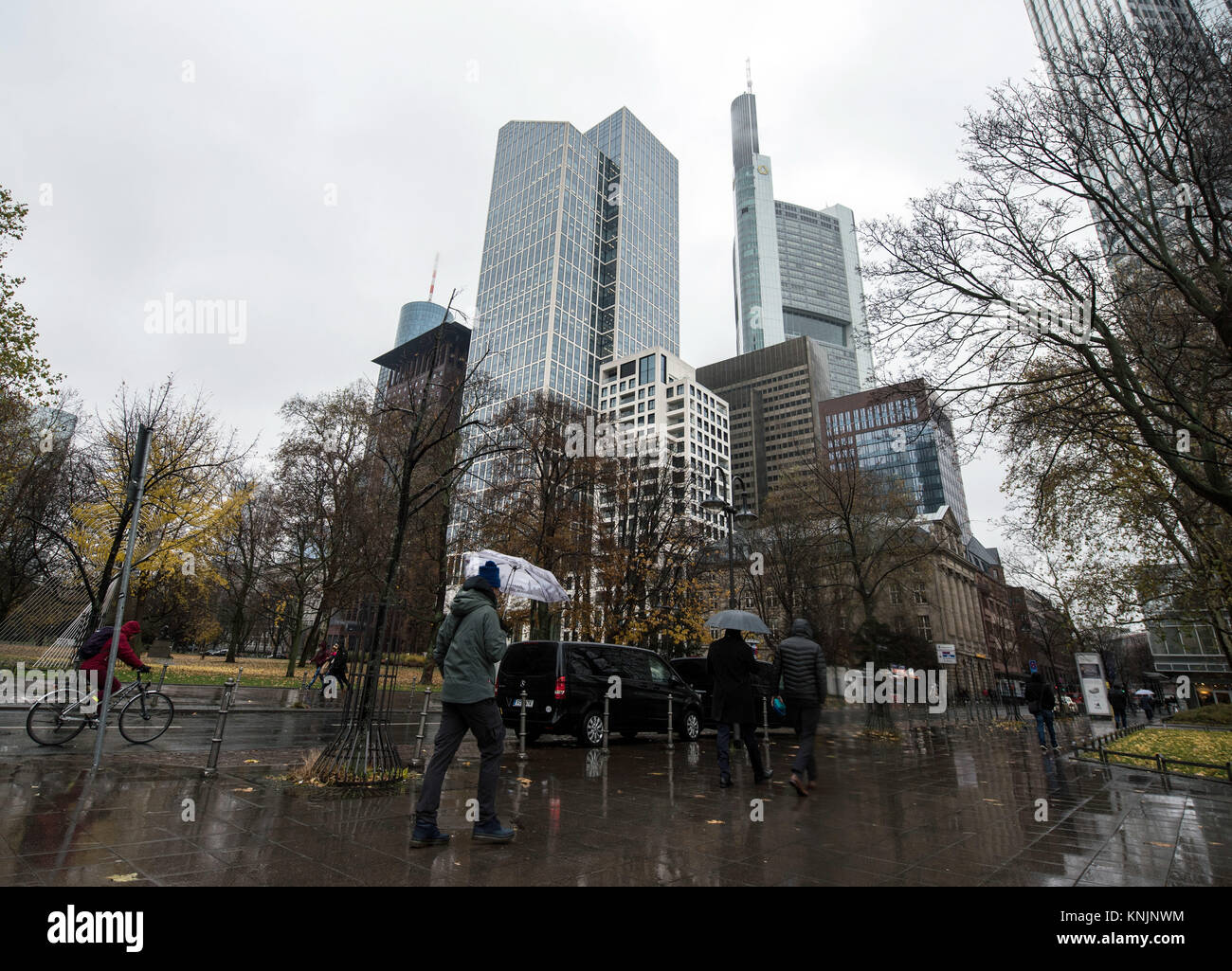 Frankfurt am Main, Deutschland. 27 Nov, 2017. Der Taunus Turm in Frankfurt am Main, Deutschland, 27. November 2017. Die größte amerikanische Bank plant Frankfurt in das Zentrum der europäischen Banken zu machen. Zusätzliche Büroflächen hat bereits vermietet - JP Morgan hat aber ihre mögliche Pläne zu erklären. Credit: Andreas Arnold/dpa/Alamy leben Nachrichten Stockfoto