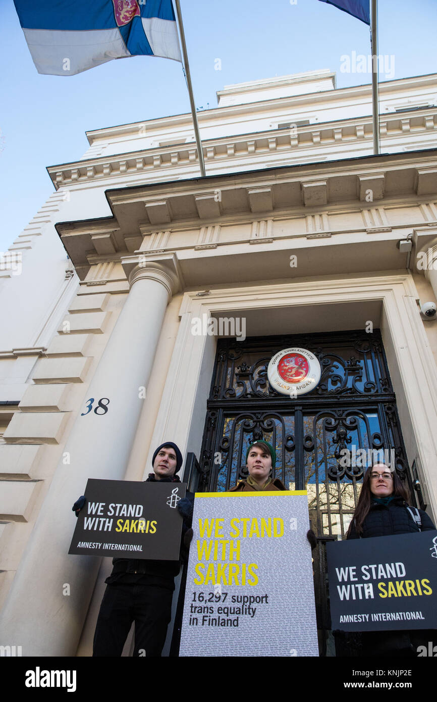 London, Großbritannien. 12. Dezember, 2017. Amnesty International Aktivisten protestieren außerhalb der Finnischen Botschaft zur Revision des Finnischen "pre-historischen 'trans Sterilisation Gesetze und in Solidarität mit Sakris Kupila, eine 21-jährige Finnische Menschenrechtsaktivist verteidigen, Transgender und Kampagnen die Gesetze seines Landes zu ändern. Credit: Mark Kerrison/Alamy leben Nachrichten Stockfoto