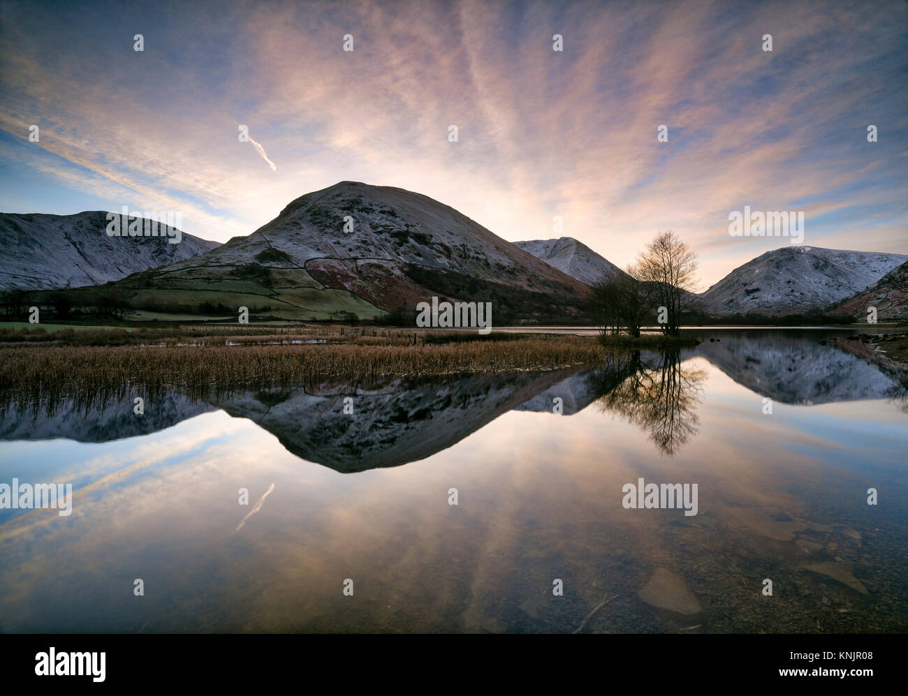 Brüder Wasser Patterdale, UK. 12 Dez, 2017. Sonnenaufgang über Brüder Wasser der englischen Lake District Credit: John Potter/Alamy leben Nachrichten Stockfoto