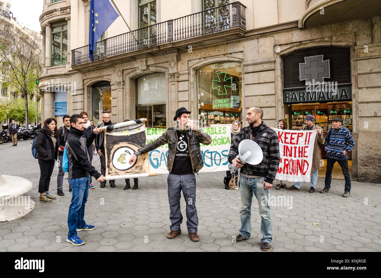 Barcelona, Katalonien, Spanien. 12 Dez, 2017. Mehrere Demonstranten mit Transparenten zugunsten der erneuerbaren Energien während des Protestes gesehen. Zeitgleich mit dem Gipfel in Paris, einem Planeten, von Emmanuel Längestrich, eine kleine Gruppe von Aktivisten organisiert haben außerhalb der Hauptsitz der Europäischen Union in Barcelona konzentriert, die Aufgabe von Investitionen in nicht-nachhaltige Energie zu verlangen. Zusammen mit der Weltbank (WB), andere Finanzinstitutionen und Fonds haben auf dem Gipfel einen Planeten angekündigt, dass sie sich nicht finanzieren, außer in der außergewöhnlichen Situation der Armen countri Stockfoto