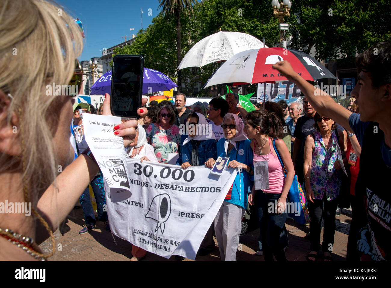 Dezember 7, 2017 - Buenos Aires, Ciudad AutÃ³noma de Buenos Aires, Argentinien - die Mütter der Plaza de Mayo März auf der Plaza de Mayo unter Massen von Zuschauern. Die "Adresse" des Plaza de Mayo sind eine Gruppe von Frauen, von Kindern, die von der argentinischen Diktatur in den 70er Jahren verschwunden waren. Sie marschieren außerhalb der staatlichen Stellen auf der Plaza de Mayo für 40 Jahre. Credit: Jason Sheil/SOPA/ZUMA Draht/Alamy leben Nachrichten Stockfoto