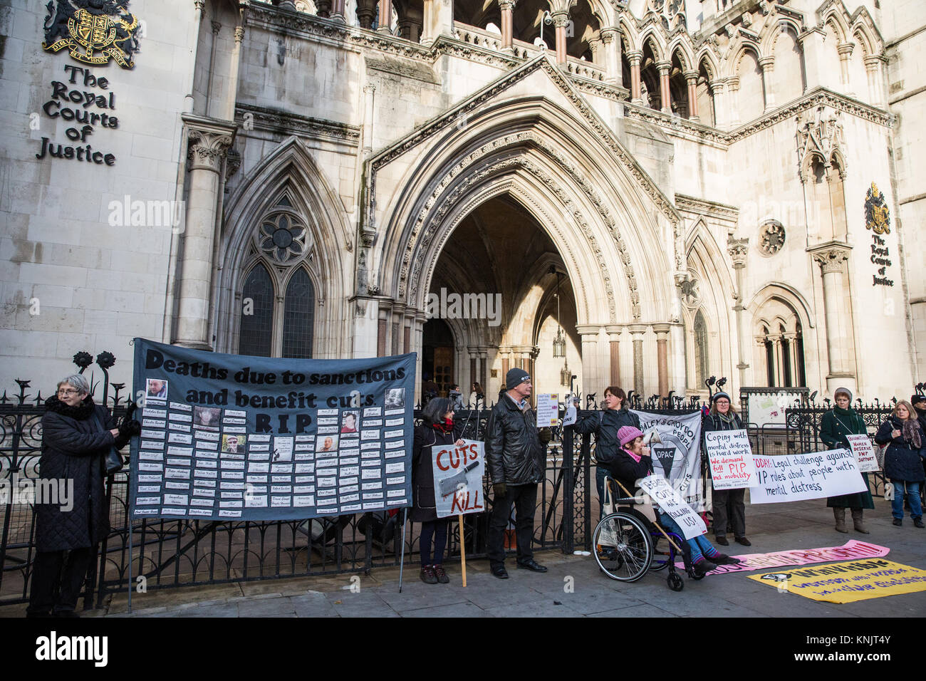 London, Großbritannien. 12 Dez, 2017. Die Befürworter von behinderten Menschen gegen Sozialabbau (DPAC), Psychische Gesundheit Widerstand Netzwerk und WinVisible halten eine Mahnwache außerhalb der Royal Courts of Justice, bei der Unterstützung einer rechtlichen Herausforderung durch eine Frau mit psychischen Störungen gegen persönliche Unabhängigkeit Zahlung der Regierung (PIP) regeln. Credit: Mark Kerrison/Alamy leben Nachrichten Stockfoto