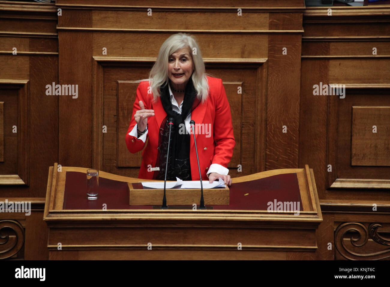 Athen, Griechenland. 12 Dez, 2017. Eleni Avlonitou, Stellvertreter von Syriza Partei, Vertreter der 2. Viertel von Athen, der im griechischen Parlament. Am ersten Tag der Haushaltsdebatte im griechischen Parlament. Die Regierung von Syriza und Anel vorhanden, was sie als die "letzte, welche in Zeiten der Vereinbarung zu fördern". Credit: Ioannis Mantas/Alamy leben Nachrichten Stockfoto