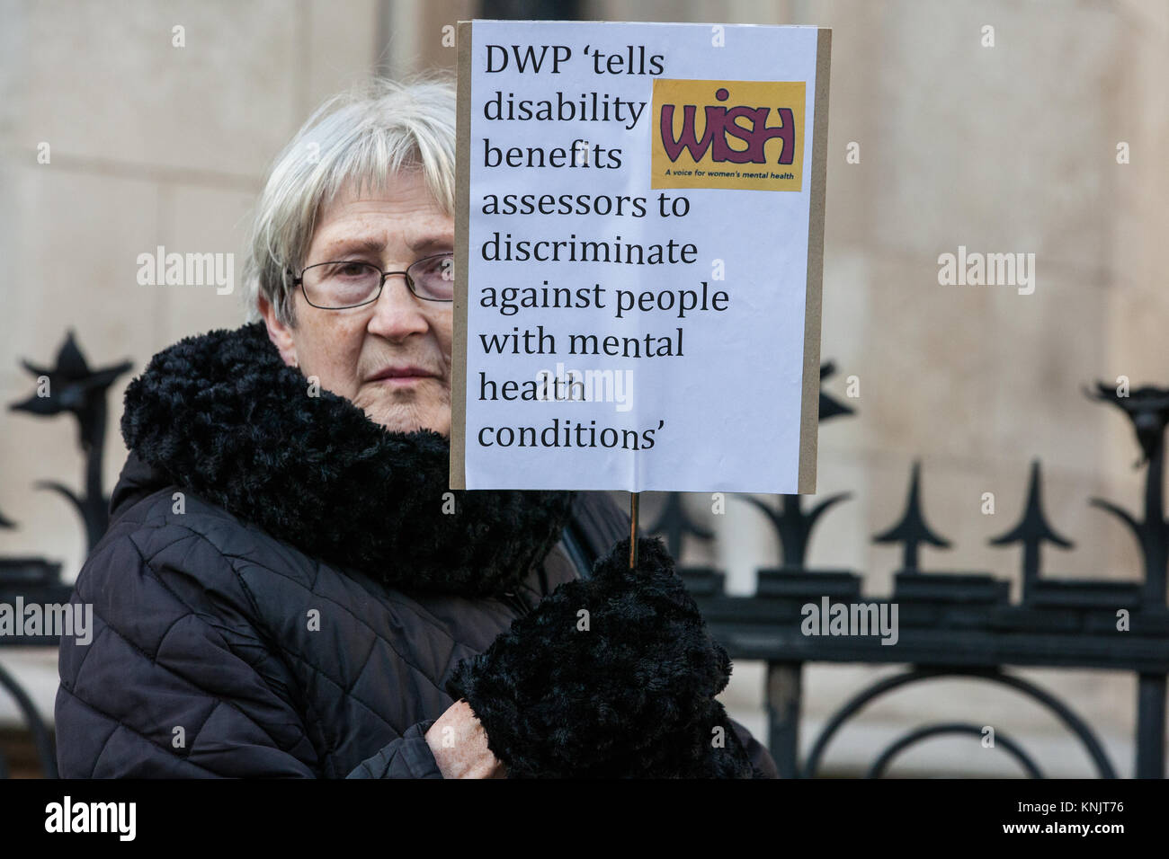 London, Großbritannien. 12 Dez, 2017. Die Befürworter von behinderten Menschen gegen Sozialabbau (DPAC), Psychische Gesundheit Widerstand Netzwerk und WinVisible halten eine Mahnwache außerhalb der Royal Courts of Justice, bei der Unterstützung einer rechtlichen Herausforderung durch eine Frau mit psychischen Störungen gegen persönliche Unabhängigkeit Zahlung der Regierung (PIP) regeln. Credit: Mark Kerrison/Alamy leben Nachrichten Stockfoto