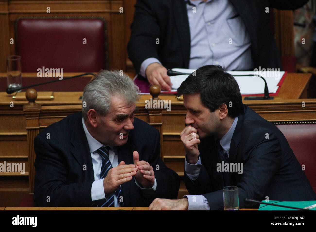 Athen, Griechenland. 12 Dez, 2017. Auf der rechten Seite ist George Chouliarakis, den stellvertretenden Minister der Finanzen in Griechenland. Am ersten Tag der Haushaltsdebatte im griechischen Parlament. Die Regierung von Syriza und Anel vorhanden, was sie als die "letzte, welche in Zeiten der Vereinbarung zu fördern". Credit: Ioannis Mantas/Alamy leben Nachrichten Stockfoto