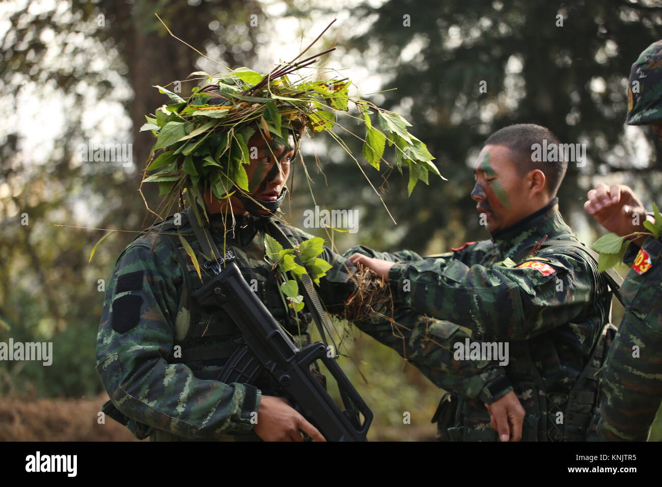 Kunming, Kunming, China. 12 Dez, 2017. Bewaffnete Polizei erhalten 'Devil in Kunming, Provinz Yunnan im Süden Chinas. Credit: SIPA Asien/ZUMA Draht/Alamy leben Nachrichten Stockfoto