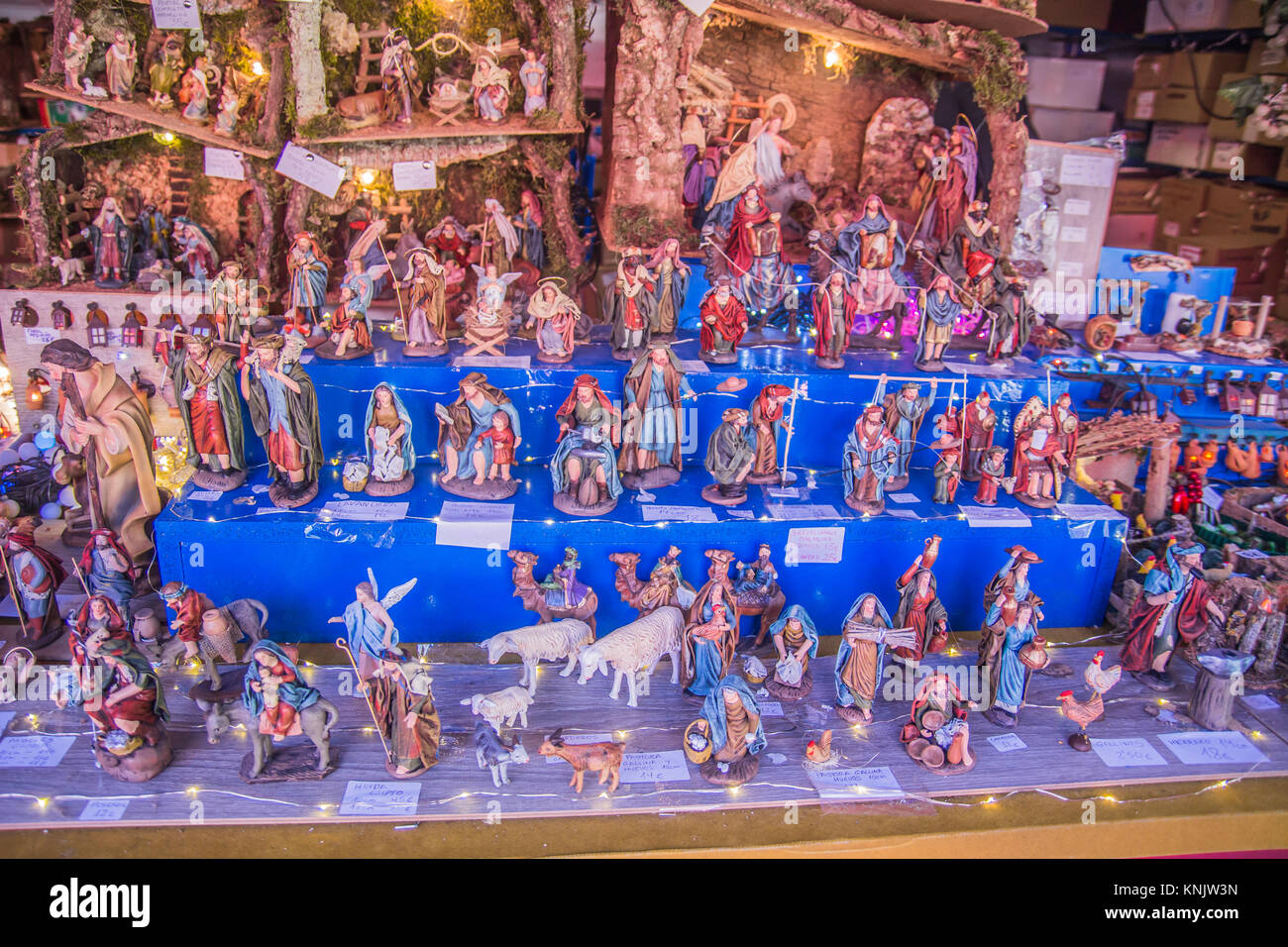 Madrid, Spanien. 12 Dez, 2017 Weihnachtsmarkt im Zentrum von Madrid, Spanien mit dem typischen "belenes der Credit Spanische Weihnachten': Alberto Sibaja Ramírez/Alamy leben Nachrichten Stockfoto