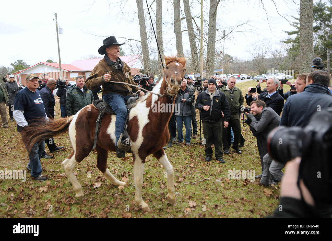 Gallant, United States. 12 Dez, 2017. Richter Roy Moore fährt auf dem Pferd nach der Abstimmung im Wahllokal am 12. Dezember 2017 An der Gallant, Alabama Feuer Haus. Moore läuft gegen Demokraten Doug Jones in einer speziellen Wahl für einen US-Senat Sitz. Credit: Paul Hennessy/Alamy leben Nachrichten Stockfoto