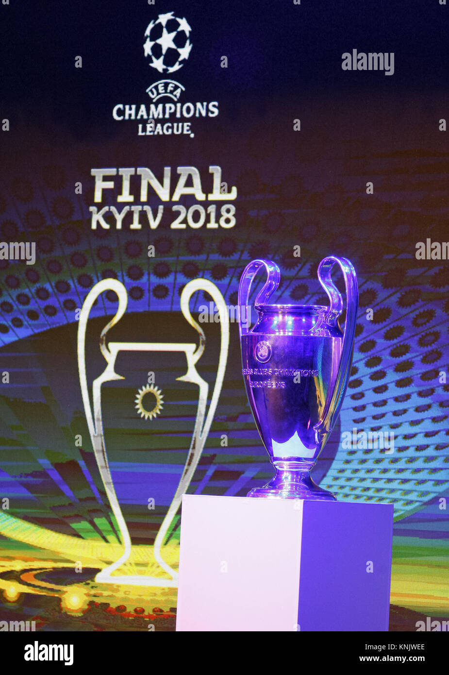 Kiew, Ukraine. 12 Dez, 2017. Die Champions-league-Trophäe und das Logo der  2018 UEFA Champions League Finale auf dem Display, während der Präsentation  des Logos der UEFA Champions League Finale 2018 in Kiew,