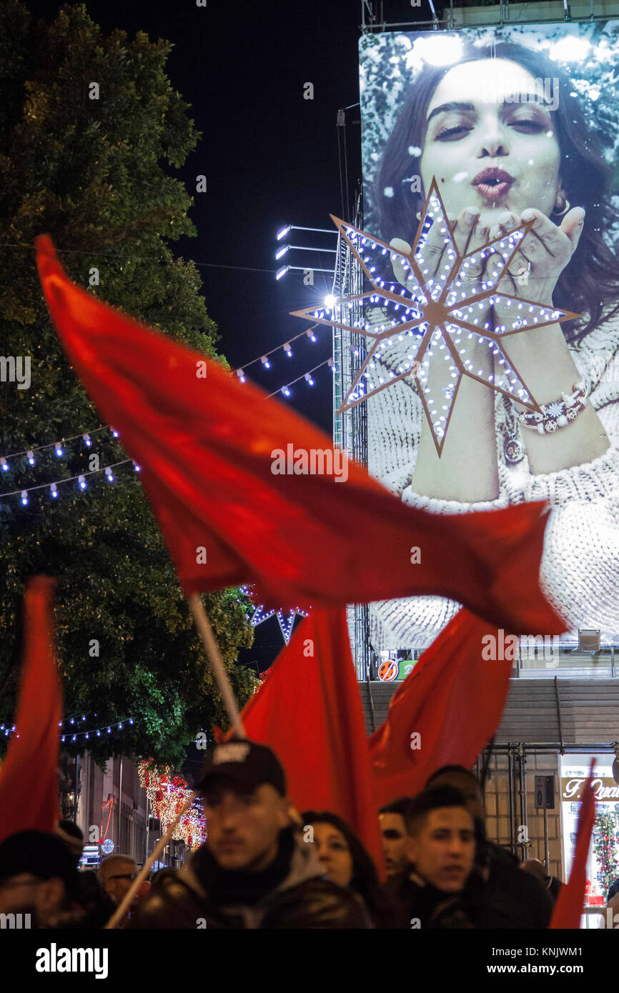 Palermo, Italien. 12. Dezember, 2017. Antifaschistische Kämpfer nahmen eine Demonstration in Palermo zu Opfern der Piazza Fontana Massaker erinnern. Stockfoto