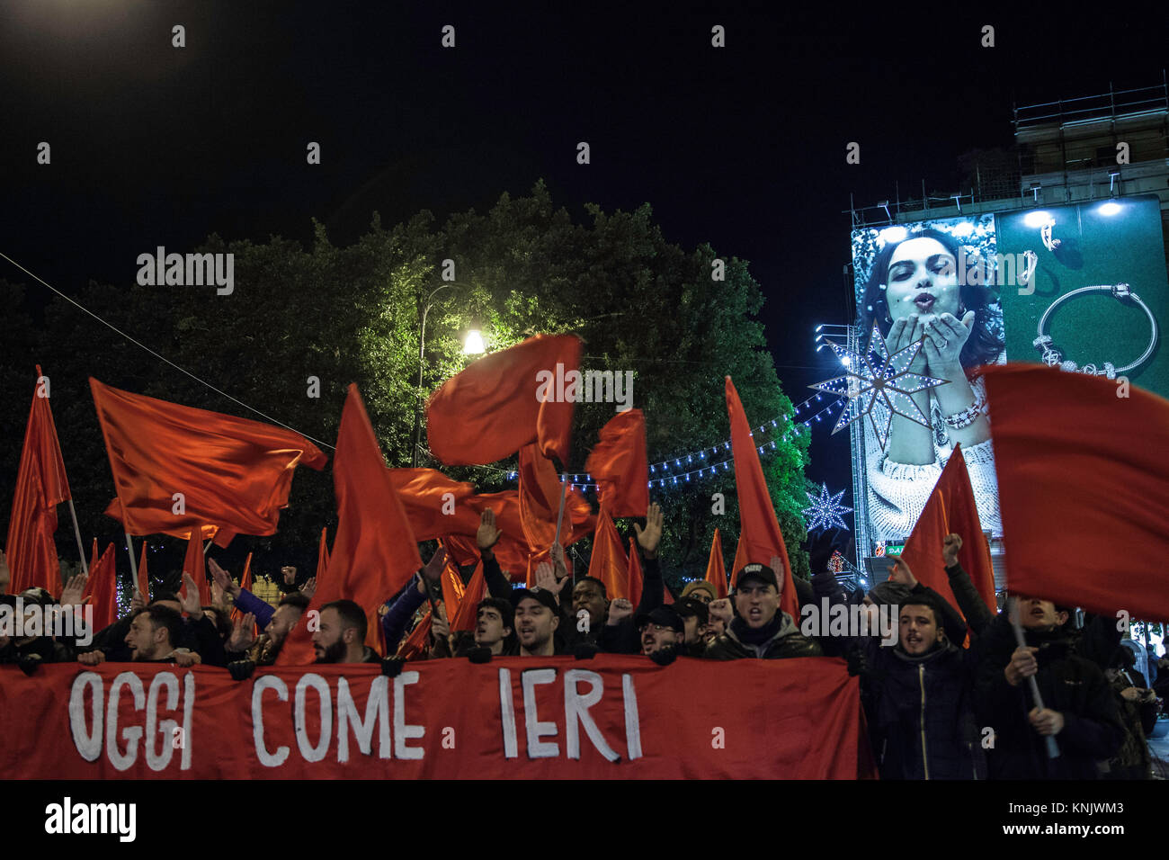 Palermo, Italien. 12. Dezember, 2017. Antifaschistische Kämpfer nahmen eine Demonstration in Palermo zu Opfern der Piazza Fontana Massaker erinnern. Stockfoto