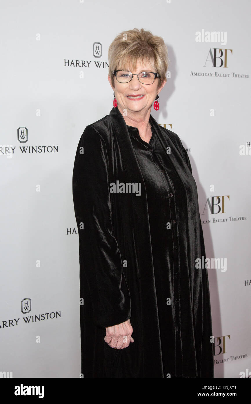 Beverly Hills, Califronia, USA. 11 Dez, 2017. Honoree Judy Morr, Executive Vice President für Segerstrom Center für die Künste, die Teilnahme an der American Ballet Theatre jährliche Urlaubsgeld Abendessen und Leistung im Beverly Hilton Hotel in Beverly Hills, Kalifornien am 11. Dezember 2017. Der Nutzen wurde von Harry Winston, Schmuck gesponsert, und empfohlene Aufführungen von Principal Tänzer Stella Abrera, Misty Copeland, Gillian Murphy, Hee Seo, und andere. Credit: Sheri Determan/Alamy leben Nachrichten Stockfoto