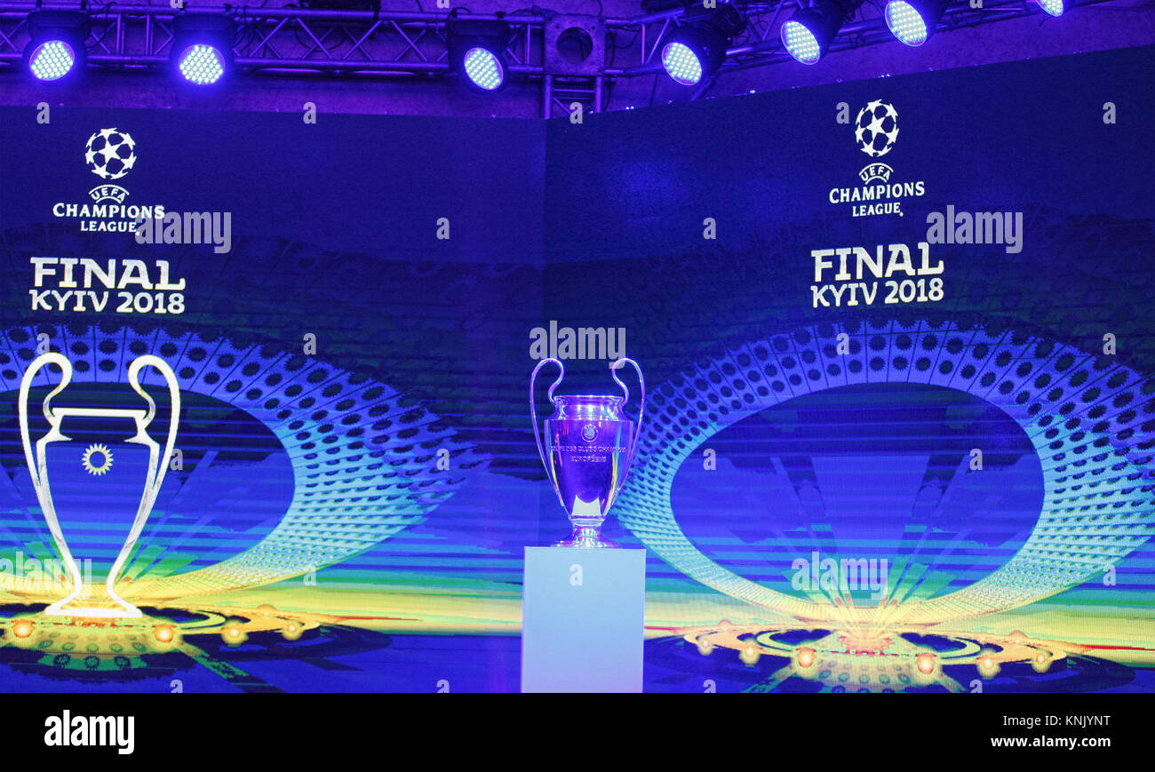 Kiew, Ukraine. 12 Dez, 2017. Die UEFA Champions League Trophy wird  dargestellt, während der enthüllungsfeier des Logos der 2018 UEFA Champions  League Finale Fußball Match. Das Finale der UEFA Champions League wird