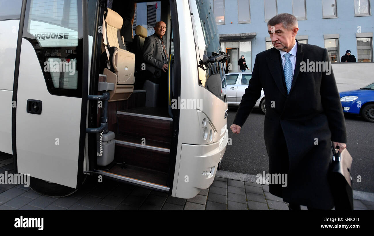 Prag, Tschechische Republik. 13 Dez, 2017. Der tschechische Premierminister Andrej Babis (rechts) und der vorgeschlagenen Minister der kuenftigen Bundesregierung nehmen Sie einen Bus vom Prager Sitz Der ANO politische Bewegung zu Lany in der Nähe von Prag, Tschechische Republik, auf dem Grab des ersten tschechoslowakischen Präsidenten T. G. Masaryk, am 13. Dezember 2017. Der tschechische Präsident Milos Zeman, wird die Regierung in diesem Tag bestellen. Quelle: Michal Kamaryt/CTK Photo/Alamy leben Nachrichten Stockfoto