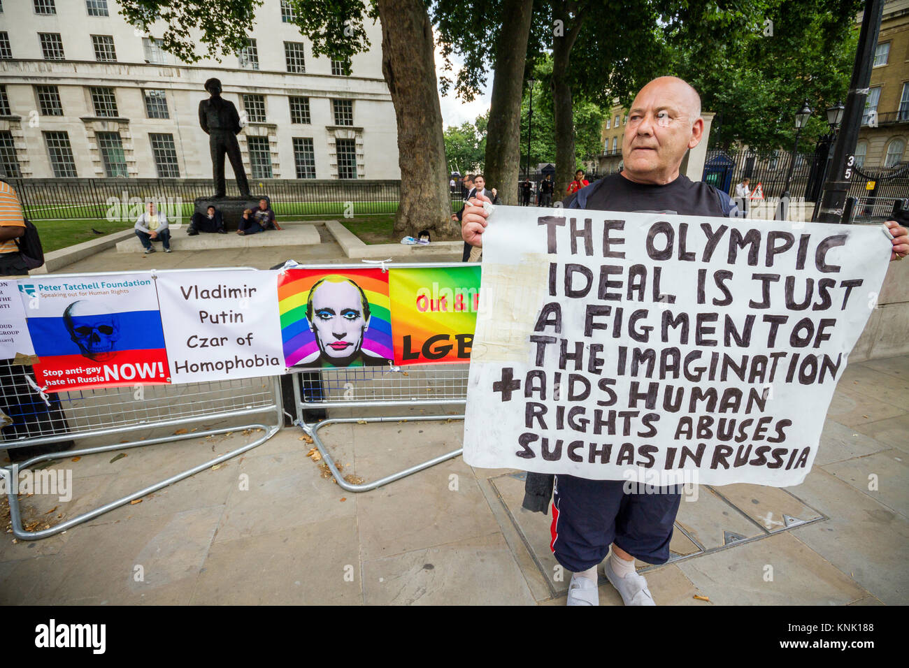 LGBT-Unterstützer Protest gegenüber der Downing Street anspruchsvolle Der britische Premierminister das Thema Erhöhung der Russischen anti-homosexuellen Gesetze auf dem G20-Gipfel. Stockfoto