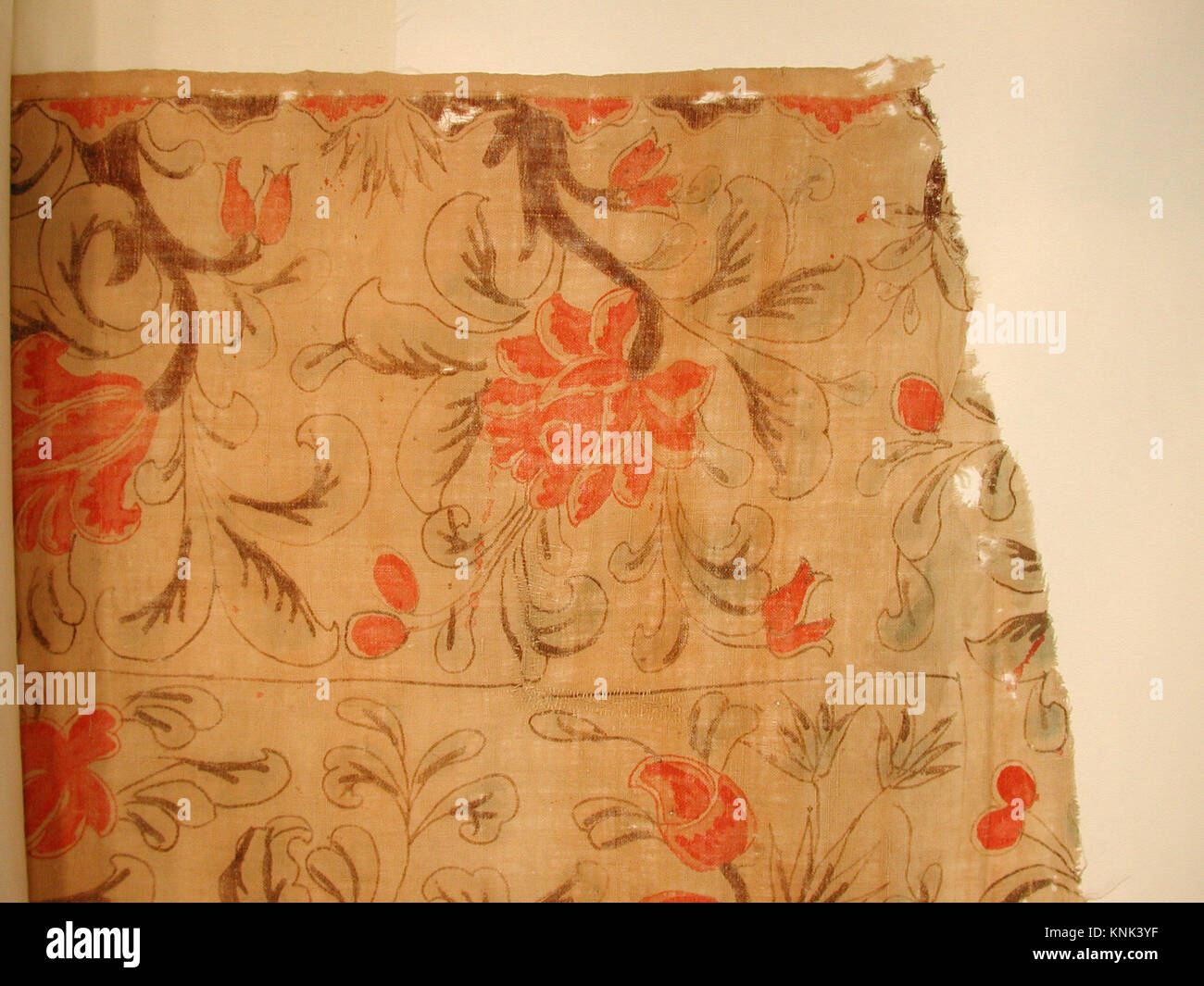 Islamische Textilpalampore aus dem frühen 18. Jahrhundert, ein Hänge- oder Bettbezug mit gemalten Motiven, Blumenmotiven und dekorativen Elementen. Stockfoto