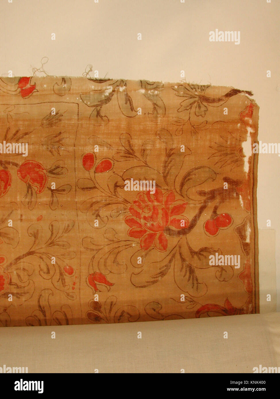 Diese indische Palampore aus dem frühen 18. Jahrhundert, die islamischen Kunsteinflüssen zugeschrieben wird, ist ein bemalter Baumwollstoff, der als Bettbezug oder Wandbehang verwendet wird und komplizierte Designs und Handwerkskunst zeigt. Stockfoto