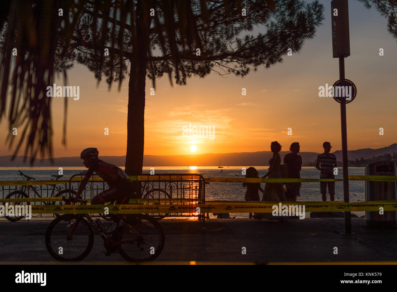 Ein schöner Sonnenuntergang über einem See in der wunderschönen Schweizer Stadt Montreux in Europa Stockfoto