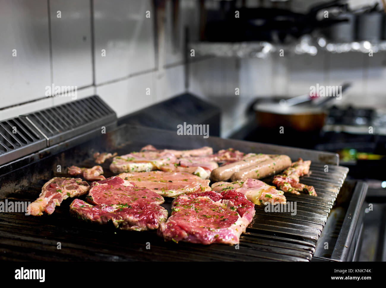 Sortiert ein rohes Fleisch auf dem Grill Stockfoto