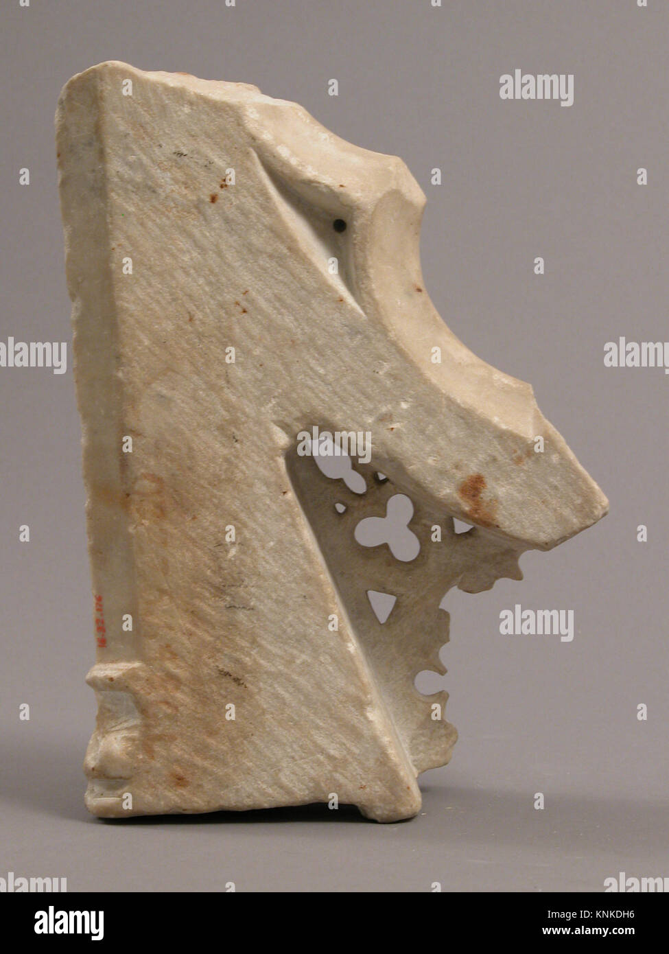 Dieses französische Architekturfragment, datiert um 1375–1425, ist aus Marmor gefertigt und spiegelt spätmittelalterliches französisches Architekturdesign und Steinhandwerk wider. Stockfoto