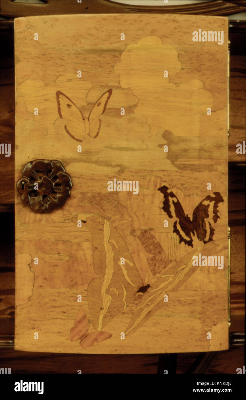 Ein Kuh-Petersilie-Schrank von Emile Gallé, ca. 1900, aus Birkenholz, Palisander und anderen Hölzern. Das Stück demonstriert Jugendstilmöbel und edle Holzhandwerkskunst. Stockfoto