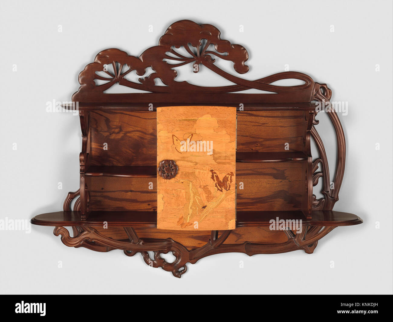 Dieser um 1900 von der französischen Künstlerin Emile Gallé hergestellte Schrank ist aus Birkenholz, Palisander und anderen Hölzern gefertigt. Das Stück, das „Ombellifères“ (KuhPetersilie) genannt wird, ist ein Beispiel für Jugendstilmöbeldesign und -Handwerk. Stockfoto