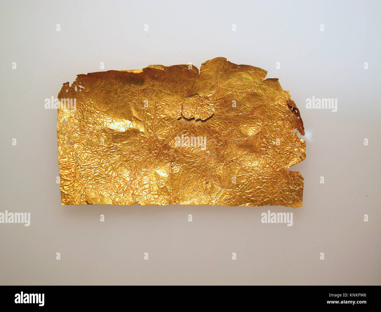 Frontlet aus Blattgold. Medium: Gold; Abmessungen: Sonstiges: 2 3/8 x 3 15/16 Zoll (6.1 x 10 cm); Klassifizierung: Gold und Silber Stockfoto