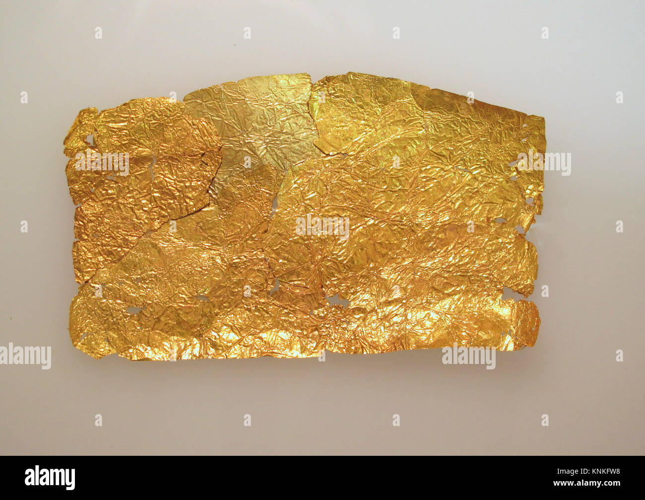 Frontlet aus Blattgold. Medium: Gold; Abmessungen: Sonstiges: 2 7/16 x 4 1/16 Zoll (6.2 x 10.3 cm); Klassifizierung: Gold und Silber Stockfoto