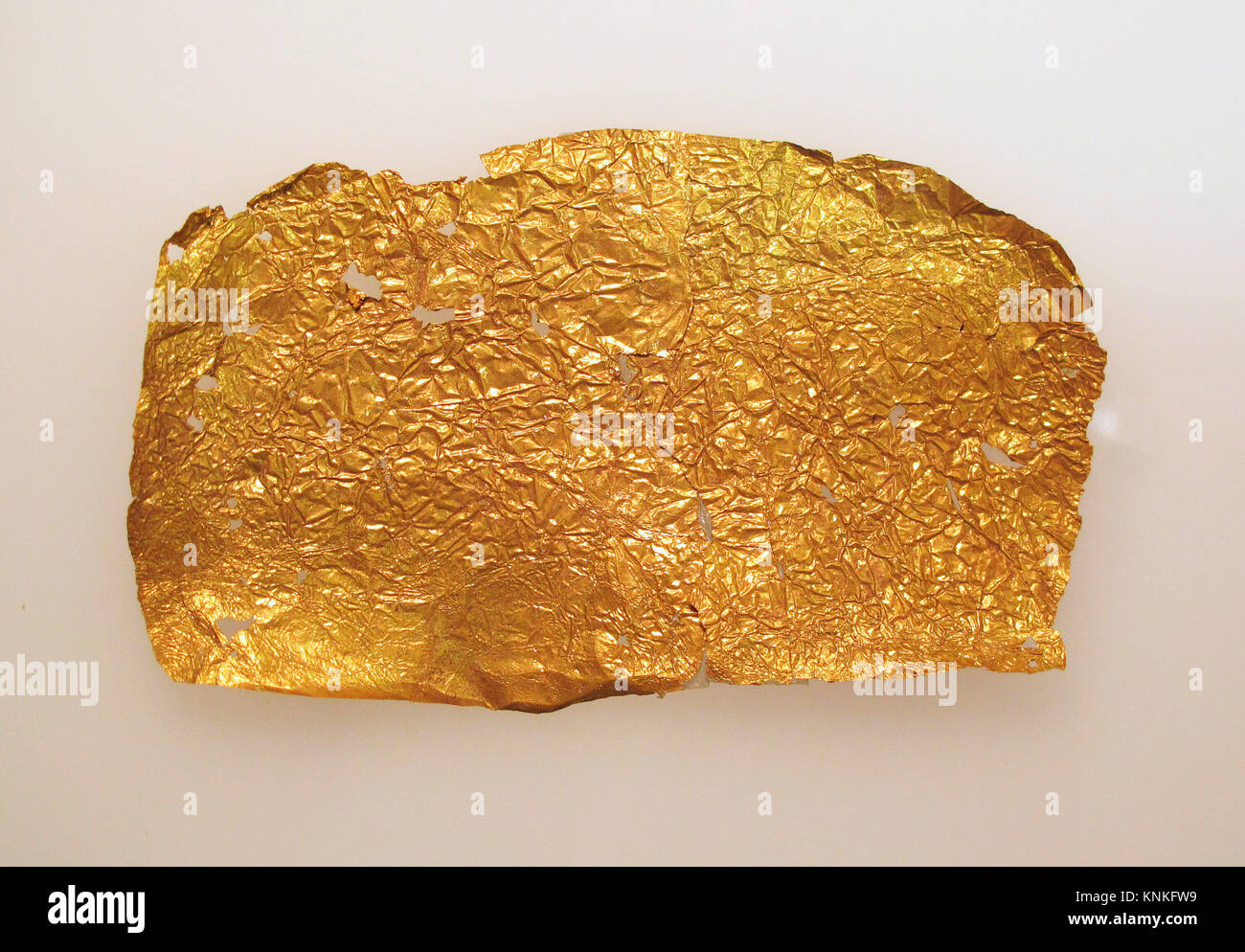 Frontlet aus Blattgold. Medium: Gold; Abmessungen: Sonstiges: 2 3/8 x 3 15/16 Zoll (6.1 x 10 cm); Klassifizierung: Gold und Silber Stockfoto