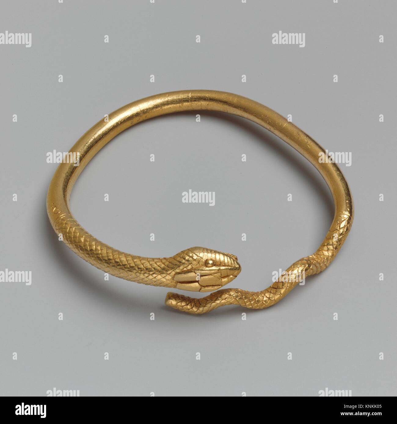 Gold Armband in Form einer Schlange. Zeitraum: frühen Hellenistischen;  Datum: Ca. 300-250 B.C; Kultur: Griechisch, Ptolemäischen; Medium: Gold;  Abmessungen: 3 5/16 Stockfotografie - Alamy