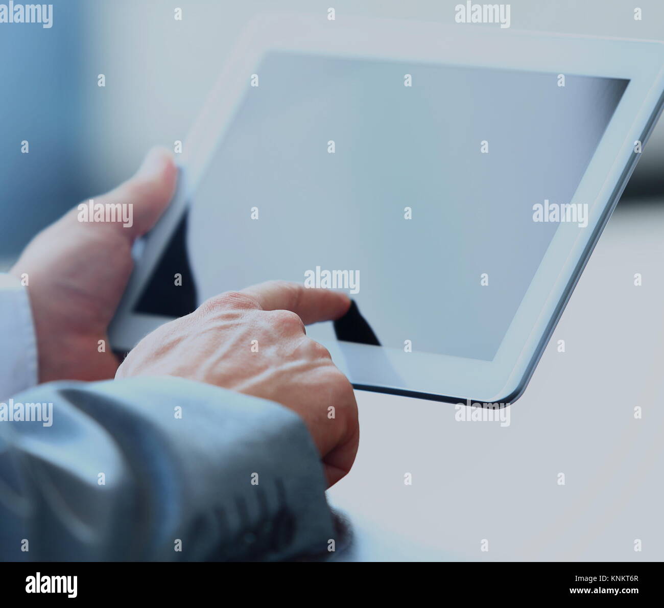 Geschäftsmann Betrieb digital-Tablette Stockfoto