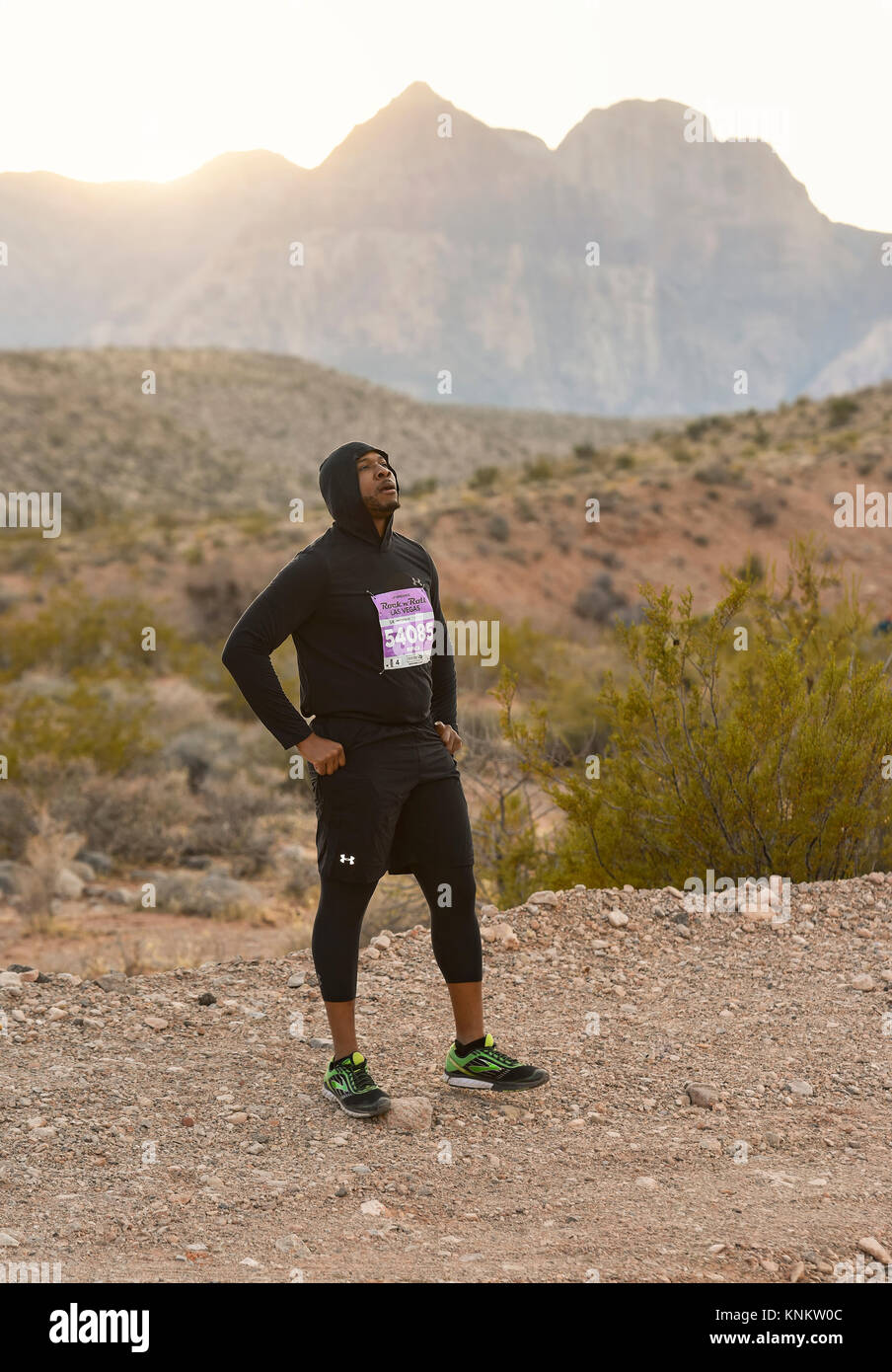 African American man Training für 10 k laufen, in der Wüste von Nevada. Stockfoto