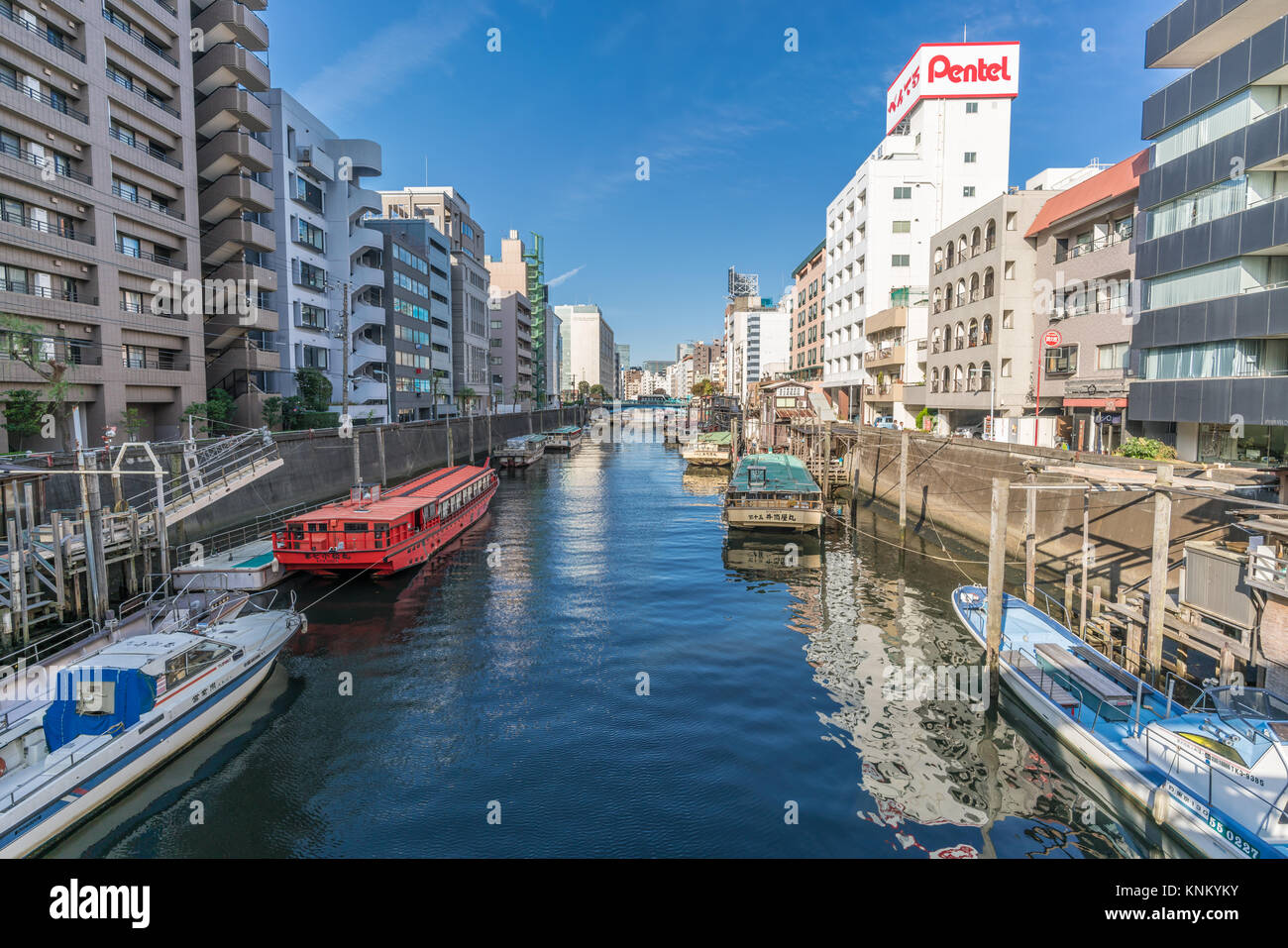 Weitwinkelansicht Kanda (Fluss Kandagawa) und Asakusa Brücke (asakusabashi) auf der Rückseite von Yanagi Brücke (yanagibashi) Stockfoto