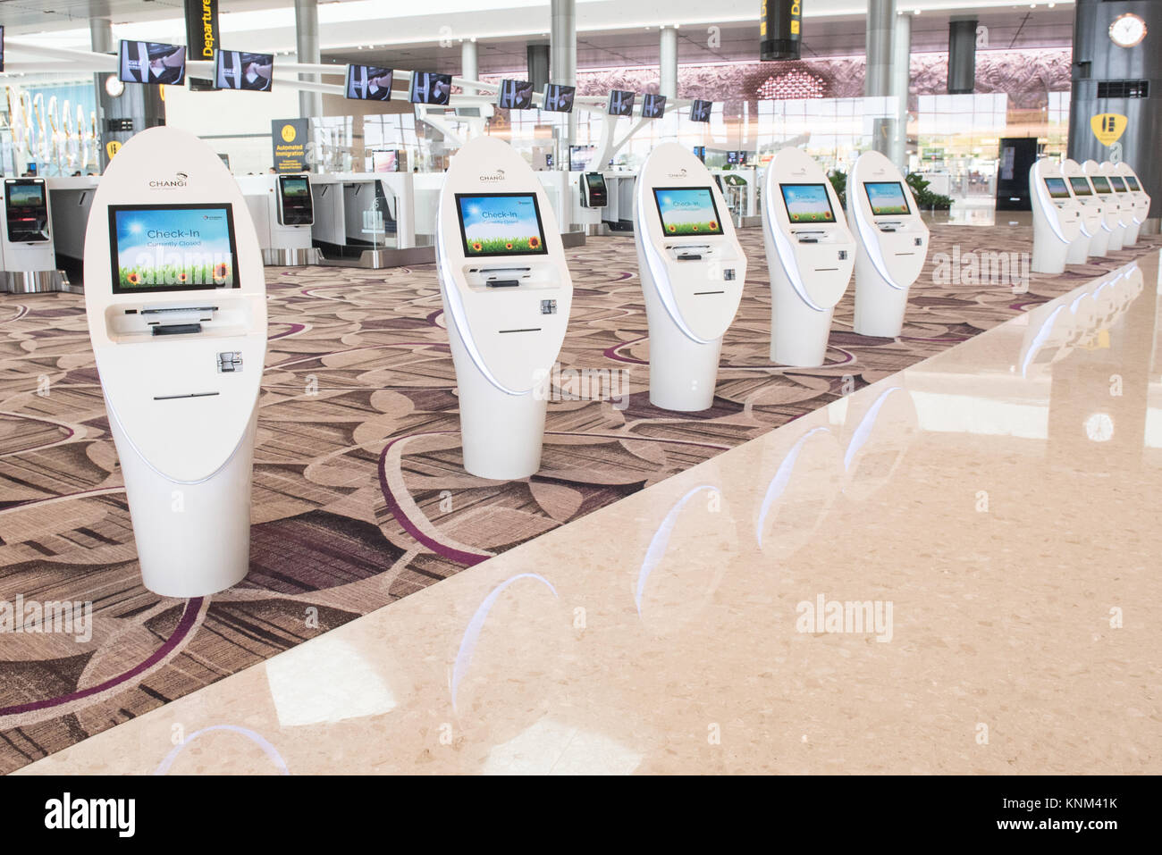 Eine Reihe von Self Service Check-in Schalter am Singapore Changi Airport Terminal 4, mit Technologie unterstützte Methoden Stockfoto