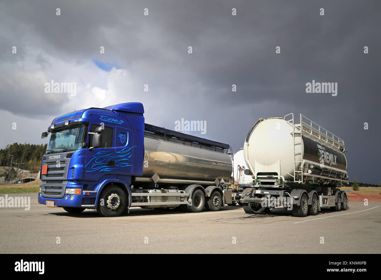 SALO, Finnland - 2. Mai 2014: Scania R480 tank Truck und Trailer auf einem Hof nur vor einem Gewitter. Scania wird liefern ca. 1500 Biodiesel tru Stockfoto