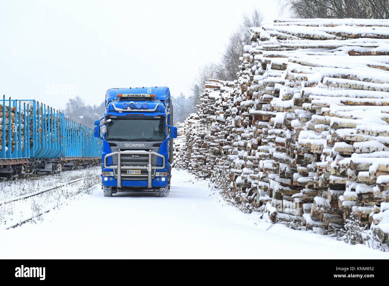 SALO, Finnland - 22. NOVEMBER 2014: Blaue Scania R580 V8-logging Truck in Salo Bahnhof. Etwa 25% der finnischen Holz ist zum Bahnhof St transportiert Stockfoto