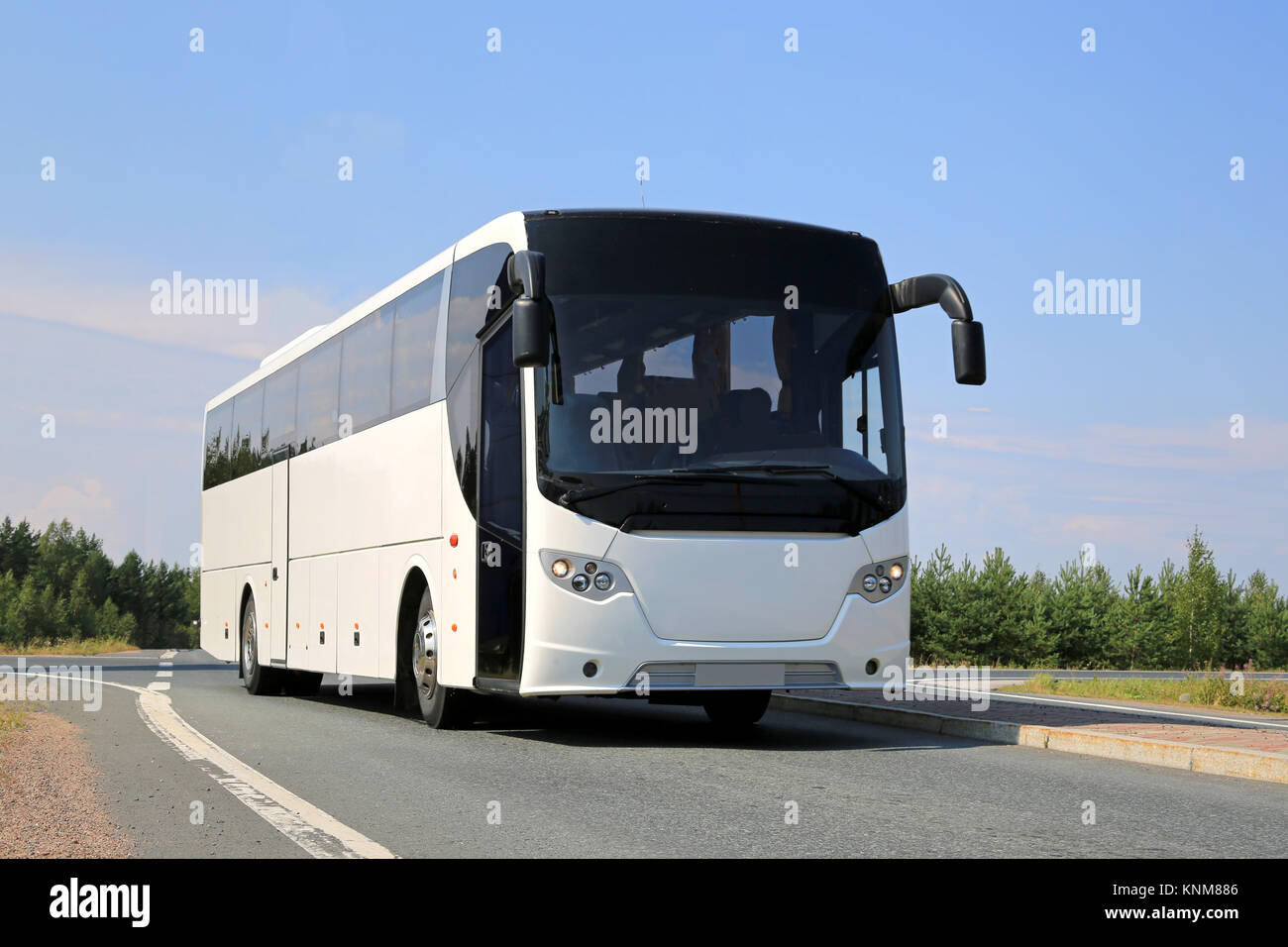 Weiß coach Bus auf der Straße am Sommer. Stockfoto