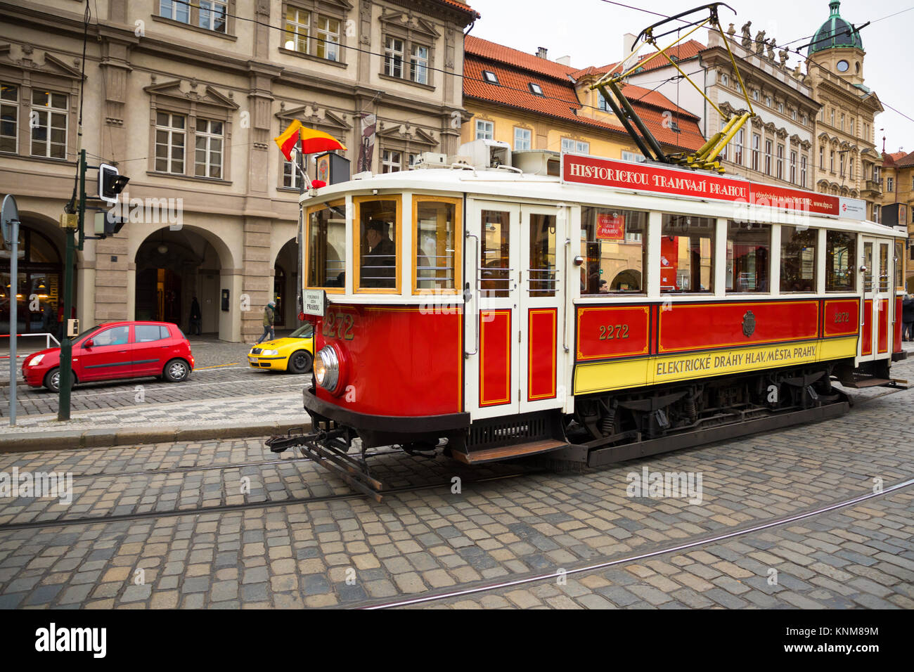 Prag, tschechische Republik - 23.11.2017: Retro Straßenbahn auf Platz von Prag Stockfoto