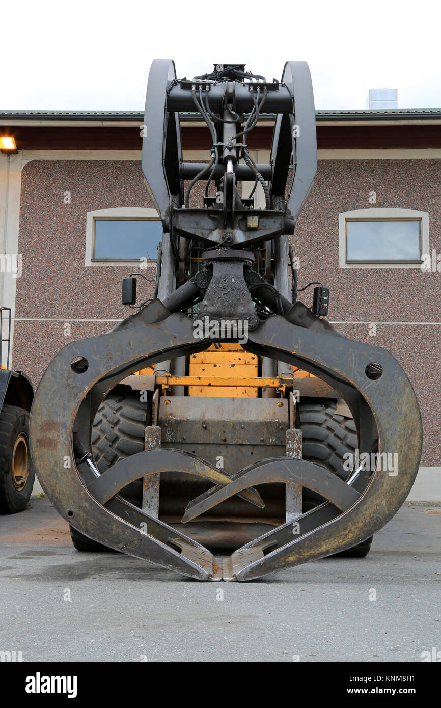 KYRO, Finnland - 20. JUNI 2014: Volvo L 180 F laden Schaufel mit industriellen Größe sich festhält. Die ladeschaufeln Für log Handling am Sägewerk konzipiert Stockfoto