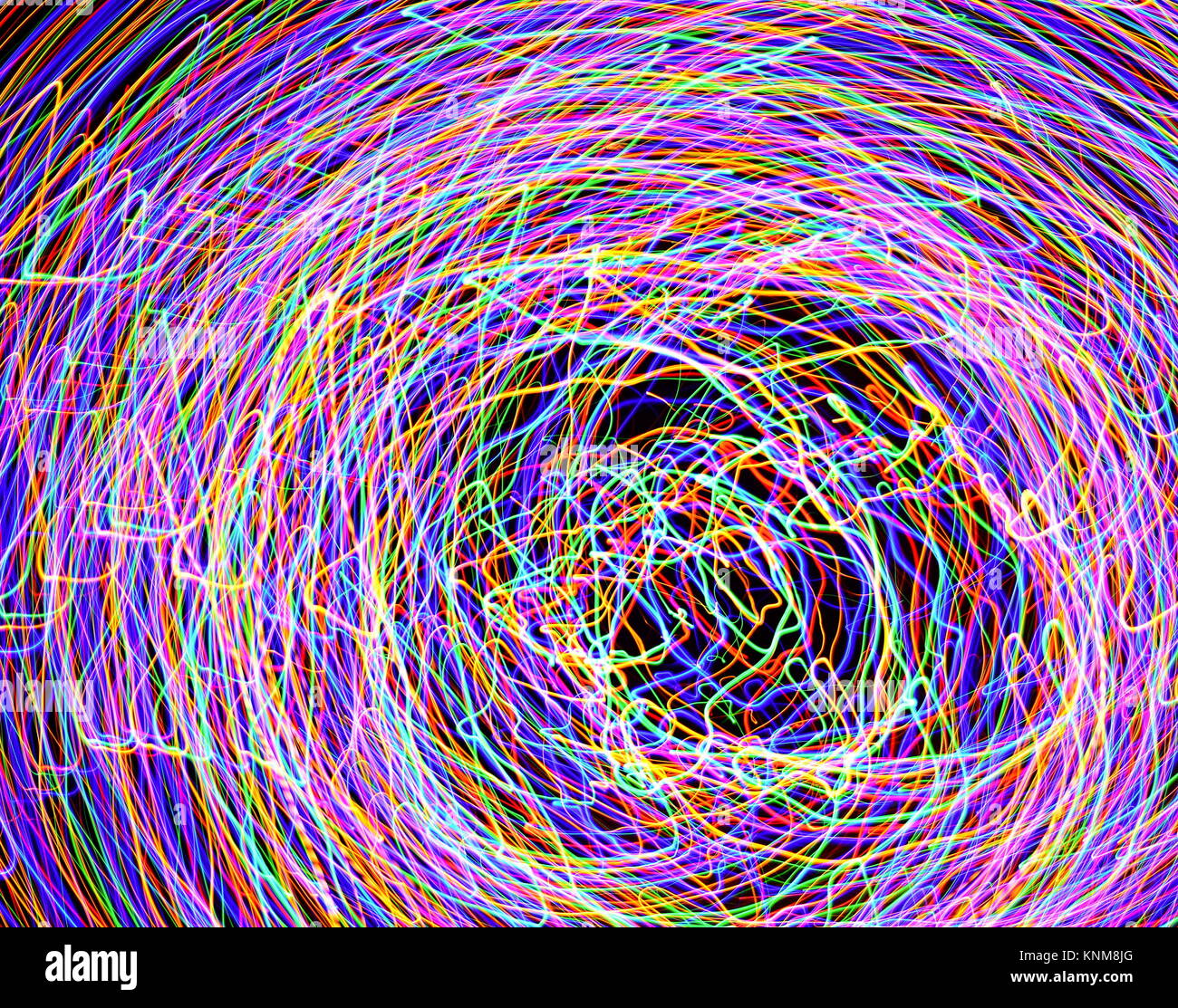 Abstrakte Mehrfarbige Licht Trails mit langen Belichtungszeiten in der Nacht erschossen. Licht Malerei mit Kreis Wirkung. Stockfoto