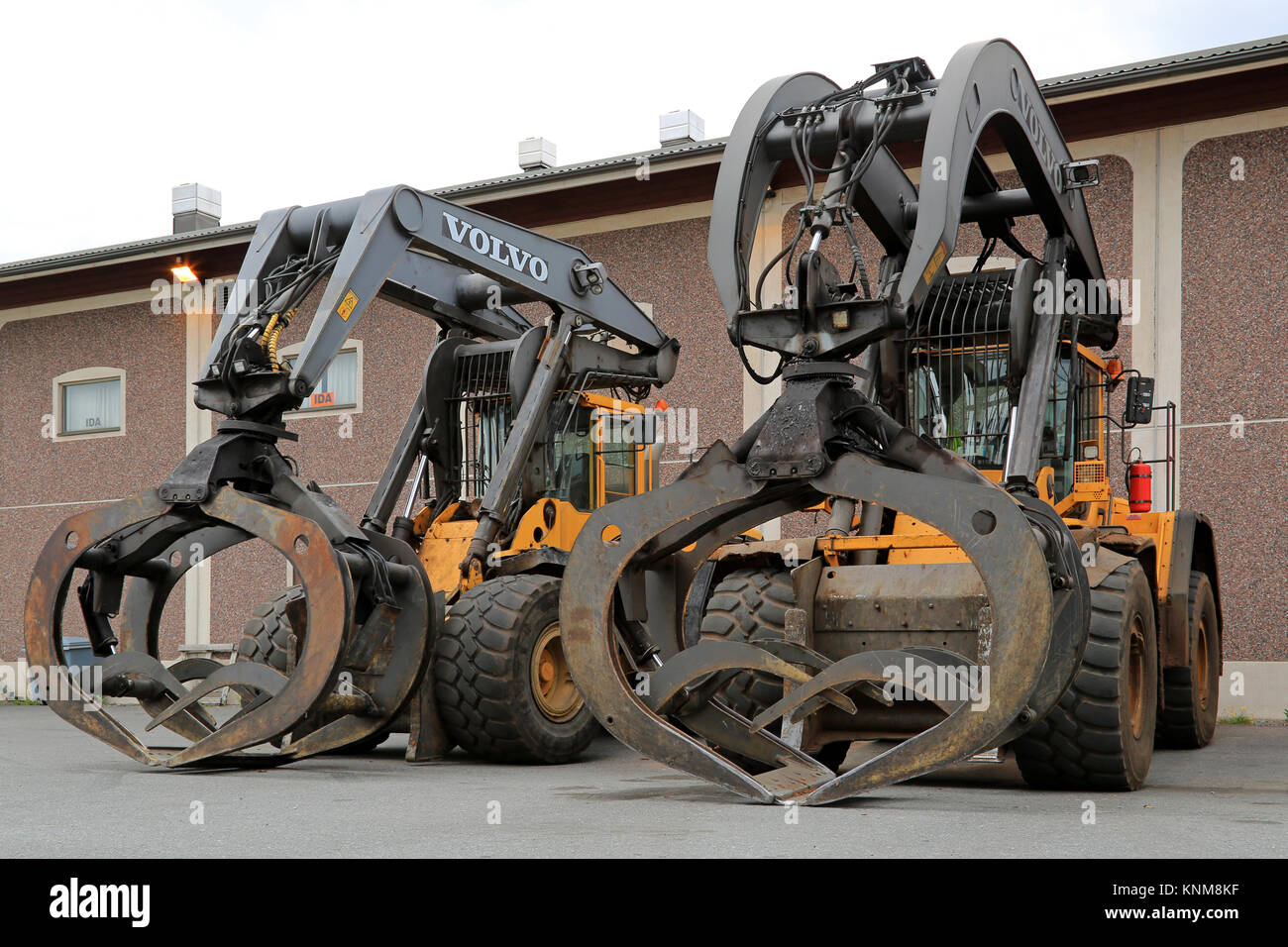 KYRO, Finnland - 20. JUNI 2014: Zwei Volvo L 180 F Ladeschaufeln mit industriellen Größe sich festhält. Das Laden showels sind für log Handling an der Säge konzipiert Stockfoto