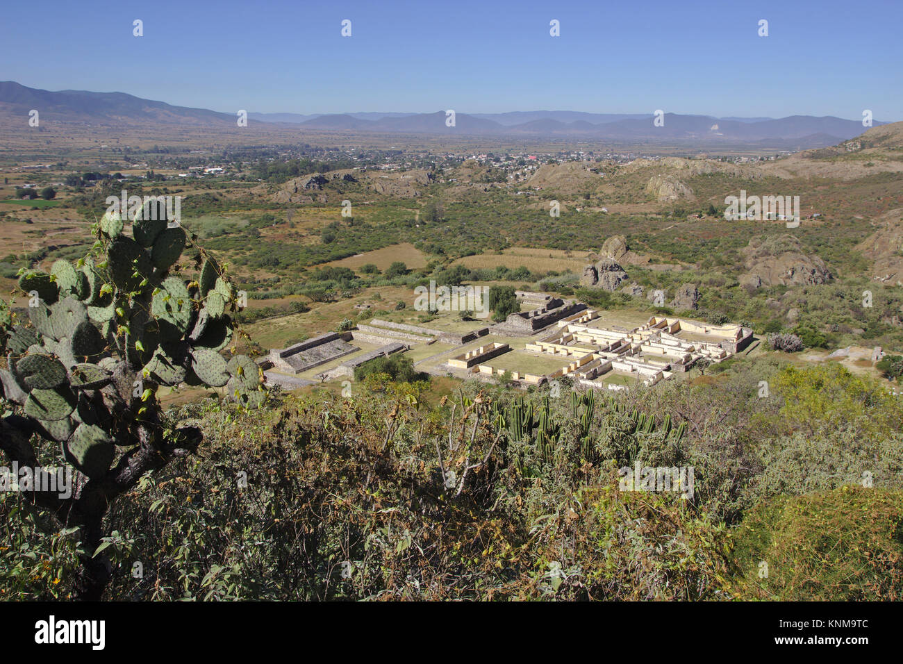 Yagul, Blick von der Festung mit Ballspielplatz und Palast der Sechs Innenhöfe, Oaxaca Stockfoto