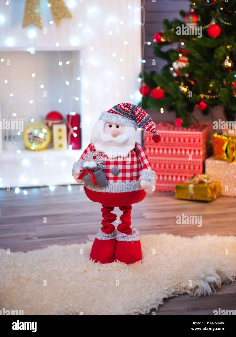 Santa Claus Spielzeug auf Weihnachtsschmuck. Stockfoto