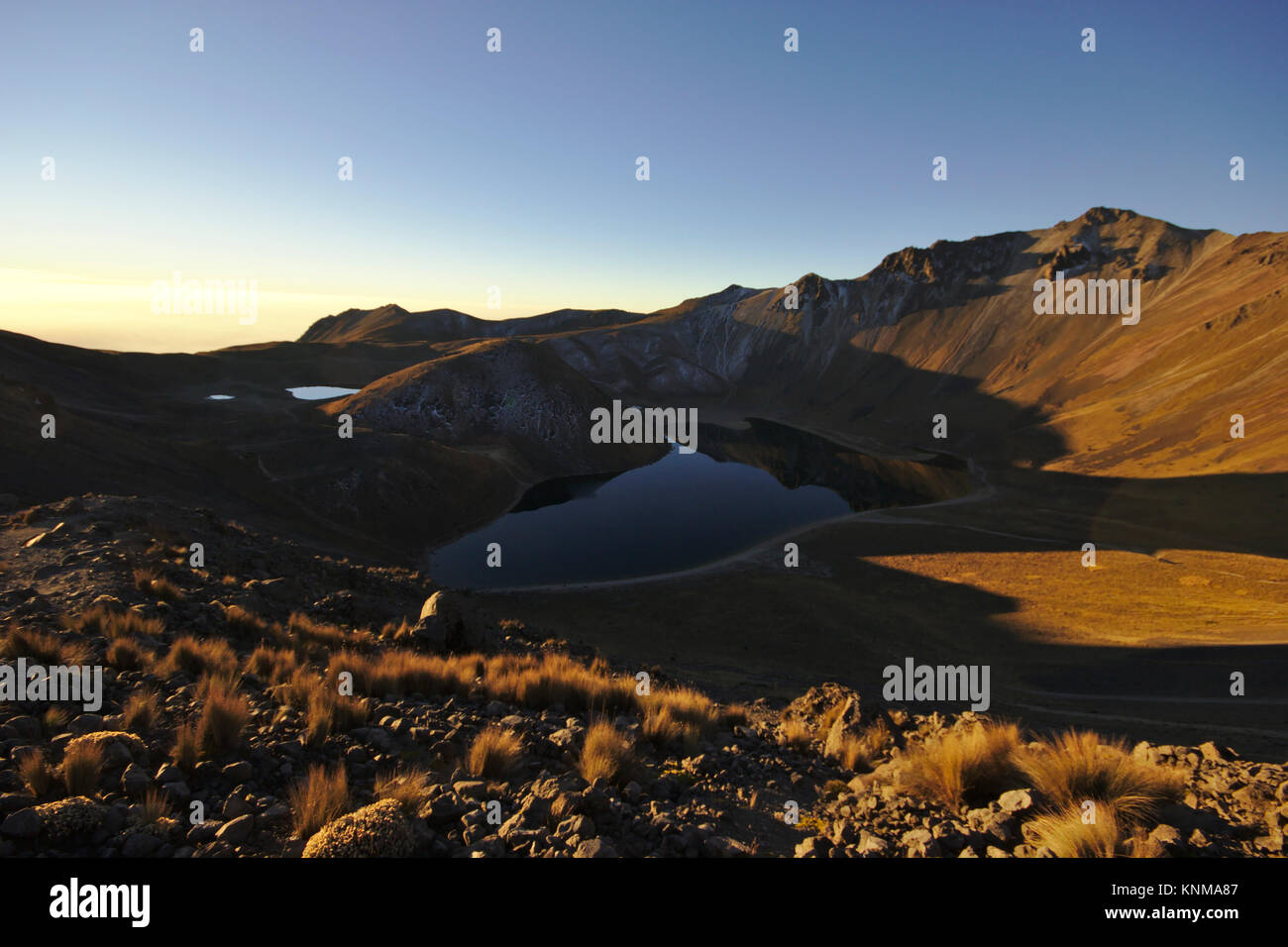 Nevado de Toluca, Blick auf den Krater Seen Laguna del Sol und Laguna de la Luna und ein Lavadom, Morgenlicht, Mexiko Stockfoto