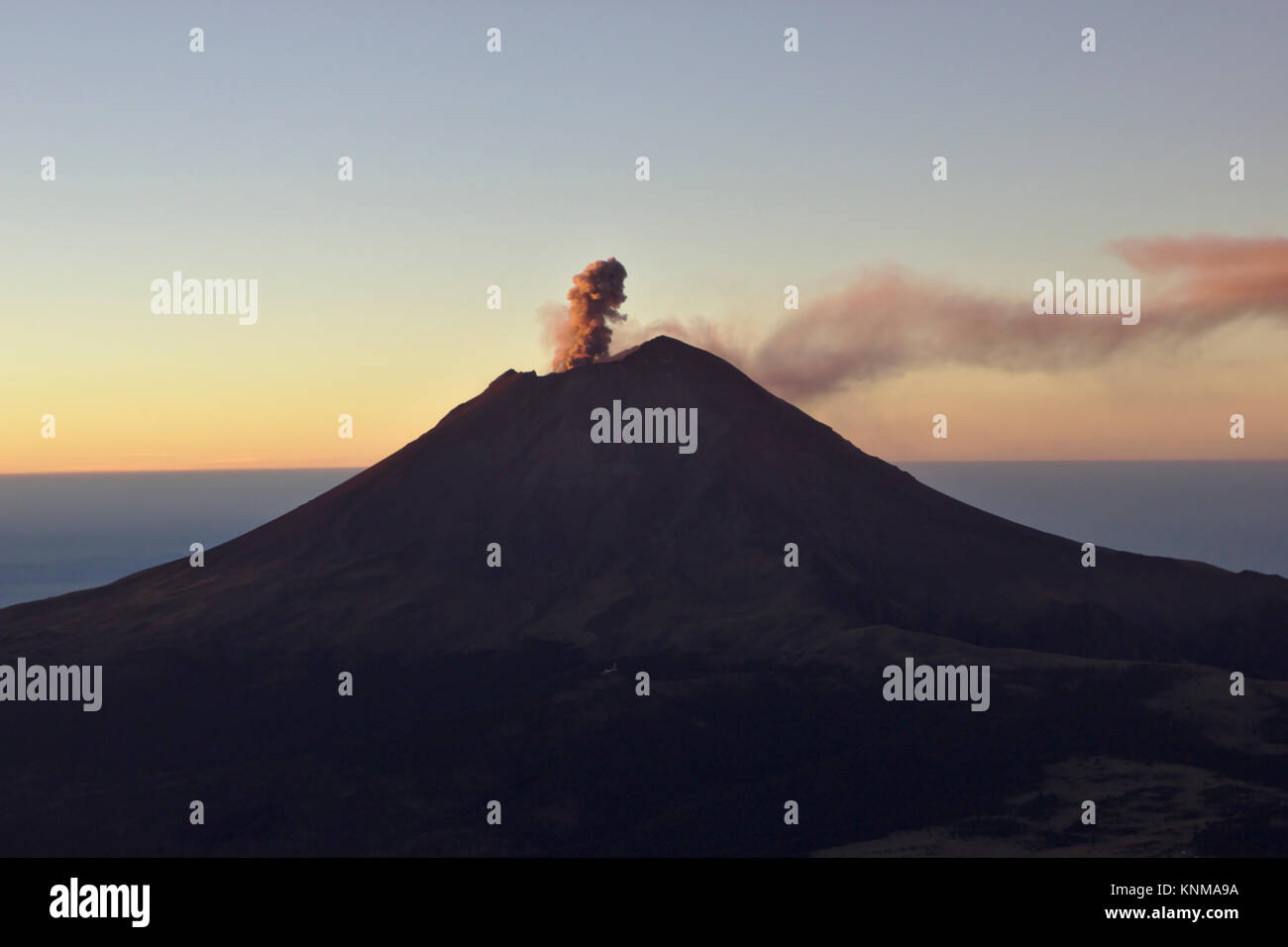 Popocatépetl am frühen Morgen Licht mit ascheeruption, Ansicht von Iztaccíhuatl, Mexiko Stockfoto