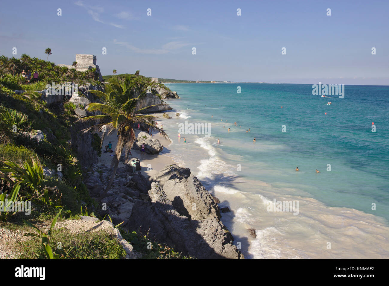 Pyramide El Castillo und Strand, Ruinen von Tulum, Mexiko Stockfoto