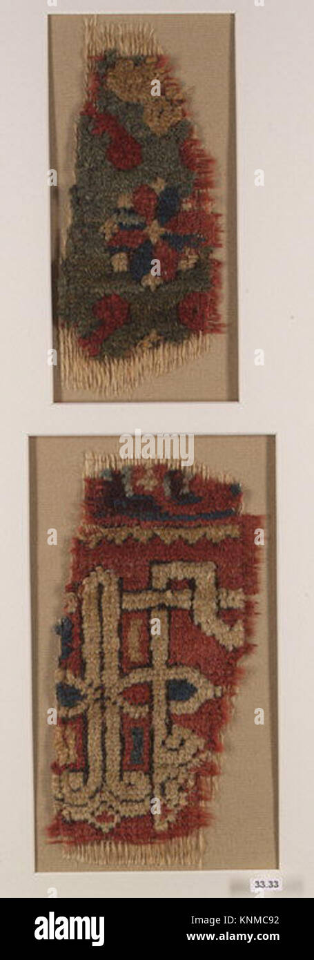 Diese türkischen Teppichfragmente aus dem 15. Bis 16. Jahrhundert sind aus Wolle mit symmetrisch geknüpftem Stapel gefertigt und veranschaulichen traditionelle Webtechniken und Textildekorationstechniken. Stockfoto