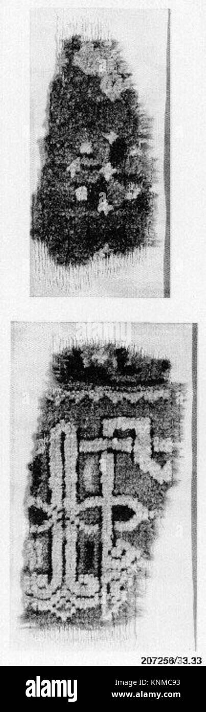 Türkische Teppichfragmente aus Wolle mit symmetrisch geknüpftem Stapel aus dem 15. Bis 16. Jahrhundert, die das osmanische Textildesign und die Webtechniken veranschaulichen. Stockfoto