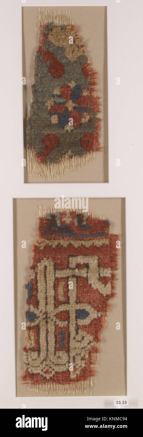 Teppichfragmente aus der Türkei aus dem 15. Bis 16. Jahrhundert, Wolle mit symmetrisch geknüpftem Stapel, die Textilhandwerk und dekorative Motive illustriert. Stockfoto