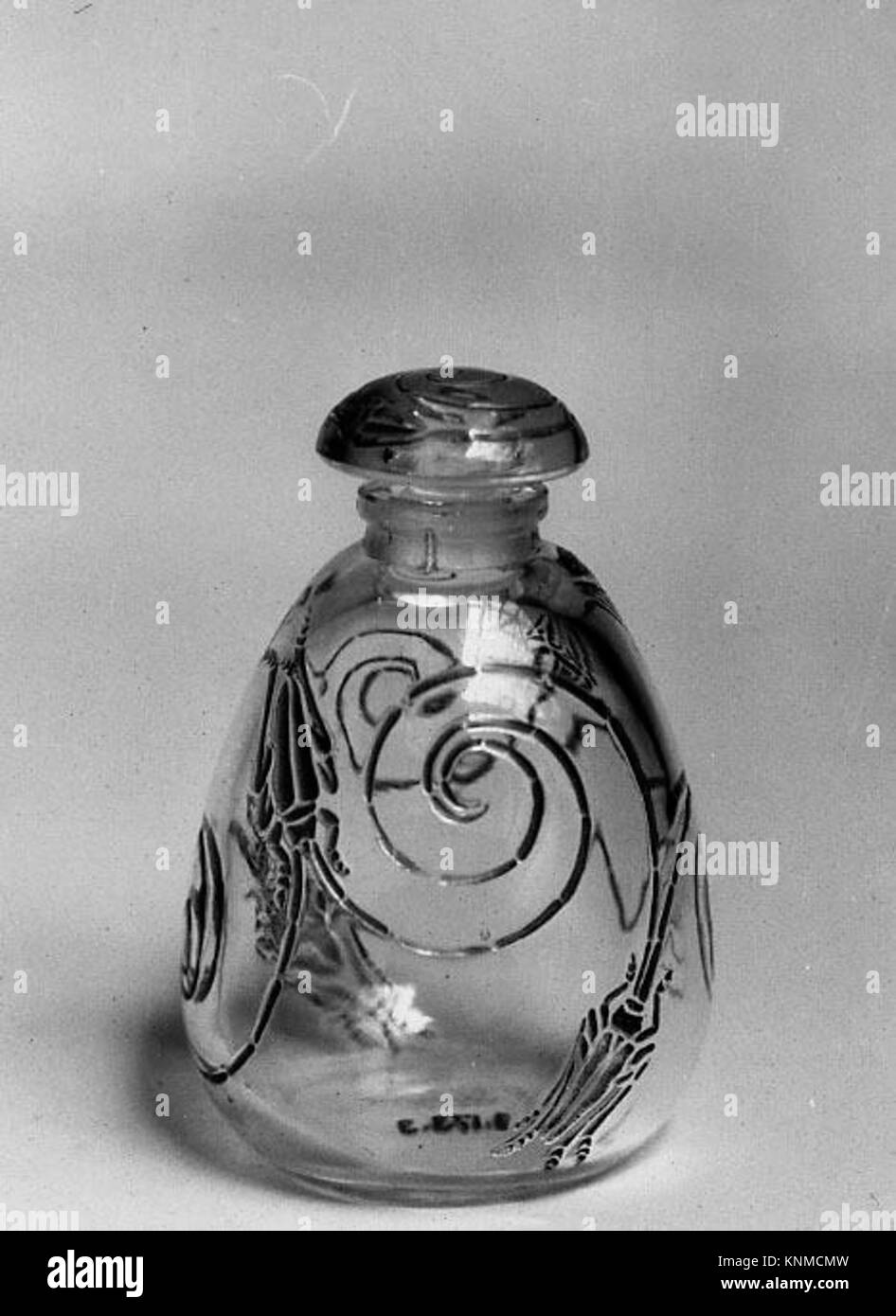 „Capricornes“ (Steinbockkäfer) Flasche mit Stopfen, Designer: René-Jules Lalique (Französisch, Aÿ 1860–1945 Paris), 1912, Französisch, Mittel: Glas Stockfoto